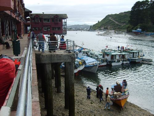 Port d'Angelmo et ses cabanes restaurant face à l'île Tenglo.
