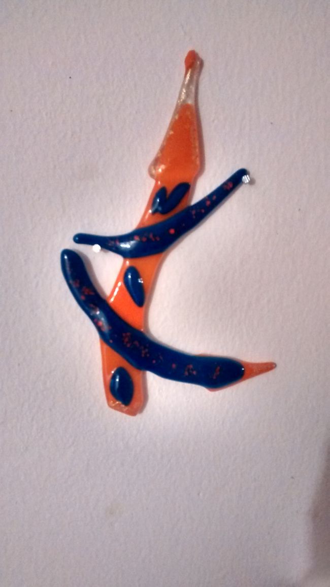 sculpture murale orange et bleue dim: env.13 cm sur 9 cm