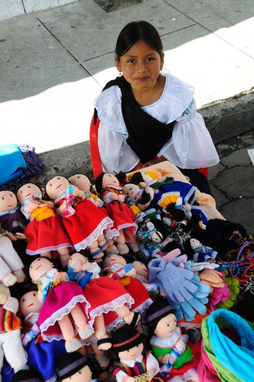 Vendeuse de poupée sur le marché d'Otavalo