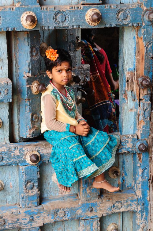 Jeune fille à la porte d'un temple