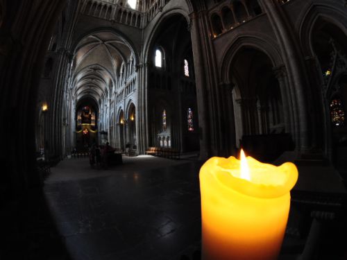 Petite priere dans la cathedrale de Lausanne