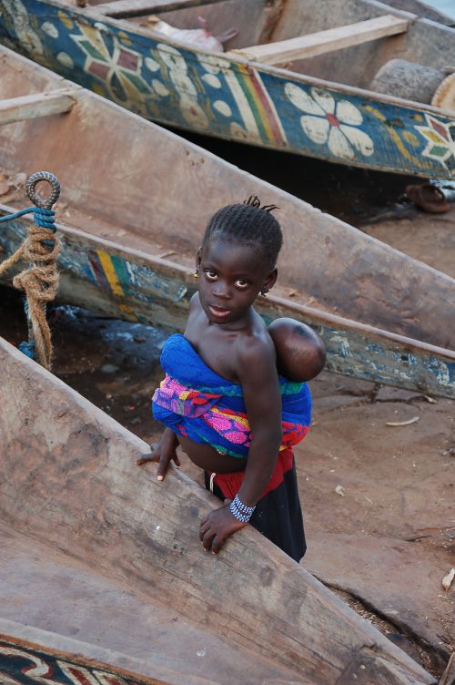 Jeune fille au bord du fleuve Niger