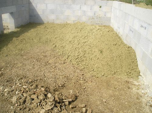 preparation du sol qui va reçevoire ma cuve de recuperation d'eau de pluie 