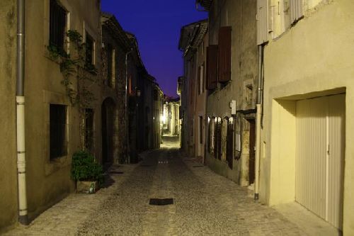 La Rue du Faubourg, en nocturne.