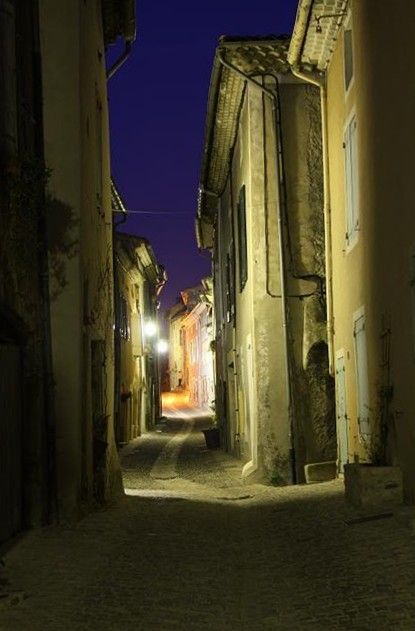 La Rue du Faubourg, en nocturne.