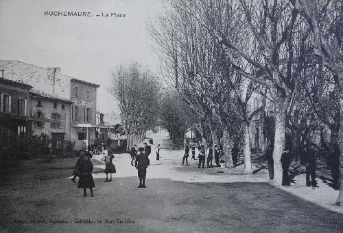 Une vieille carte postale du village.