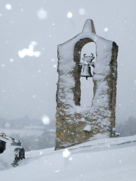 Le campanile de la Place des Pénitents, sous la neige. Photo de Fabienne VAVASSEUR