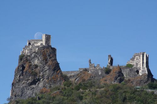 La Lune rend visite au Château de Rochemaure.