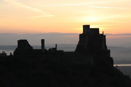 Le Château de Rochemaure au petit matin.