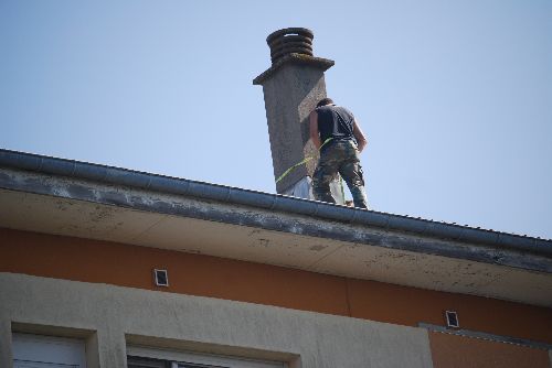 Percage de la cheminée pour les haubans