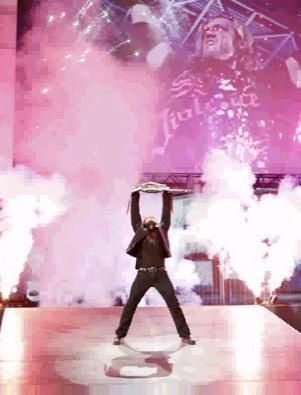 Entrée de Edge avec le WWE Title
