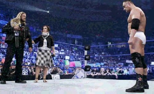 Edge et Vickie face à Vladimir Koslov aprés les Survivor Series