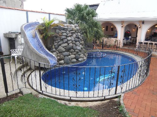 Piscine avec jacuzzi (en haut) de l'Hôtel Santo Tomas