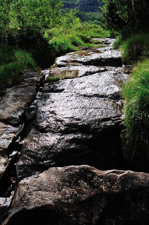 La dalle de granit. On distingue nettement le canal creusé sur la gauche (Ph. Laurent Crassous)