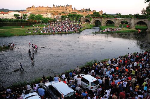 Les policiers évacuent les spectateurs qui avaient pris place sur la rivière (Ph. Laurent Crassous)