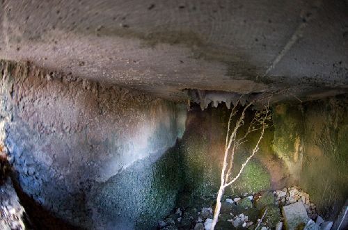 Vue de l\'entrée bétonnée de la grotte (Ph. Laurent Crassous)