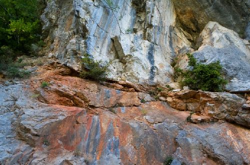 Sur cette photo, on distingue bien le passage de l\'eau ferrugineuse à travers les roches du pog (Ph. Laurent Crassous)