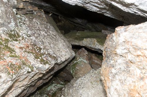 C\'est dans cette faille rocheuse qu\'on été retrouvées plusieurs urnes (Ph. Laurent Crassous)