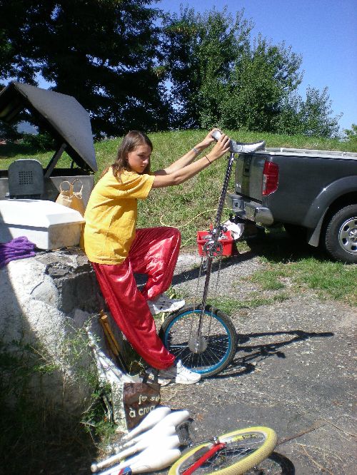 Caro : la championne du monocycle echelle ( au sol)!