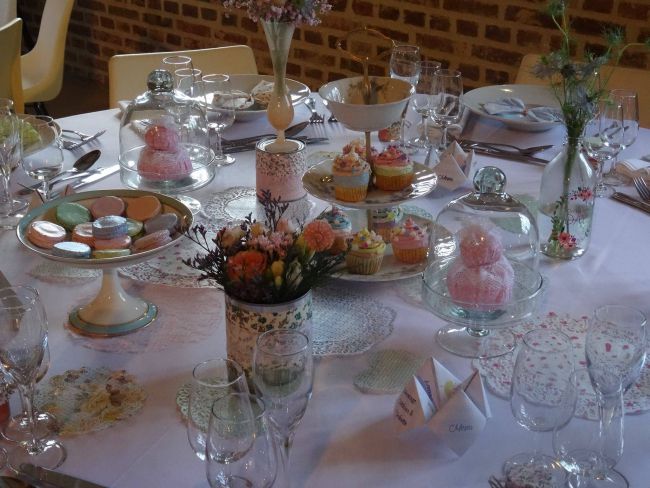 Décoration de table avec mes macarons et cupcakes