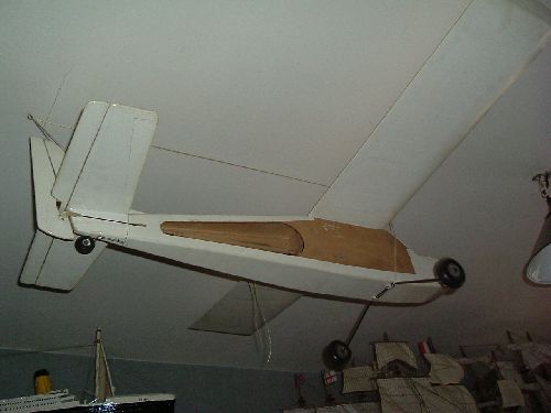 un avion en bois