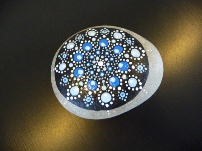 Galet peint : Mandala bleu 12 cm : 20 E