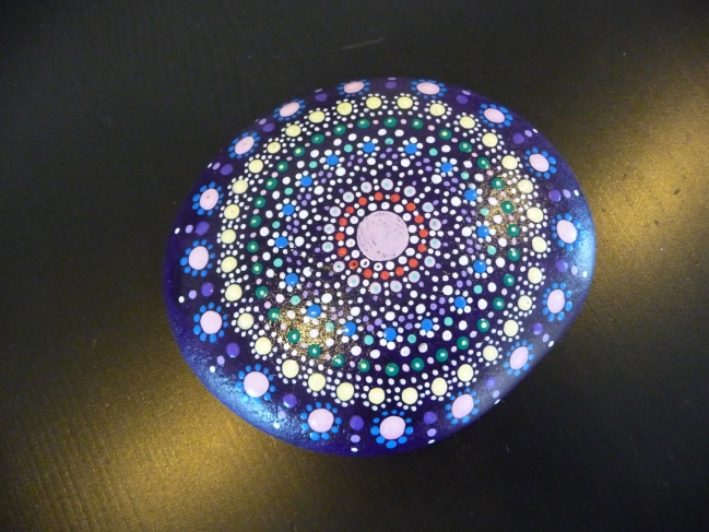 Galet peint : Mandala violet 13 cm : 30 E