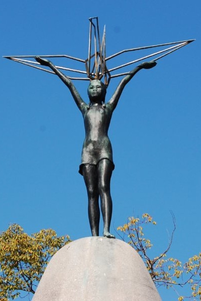1752061-Sadako-Sasaki-Statue-002.jpg