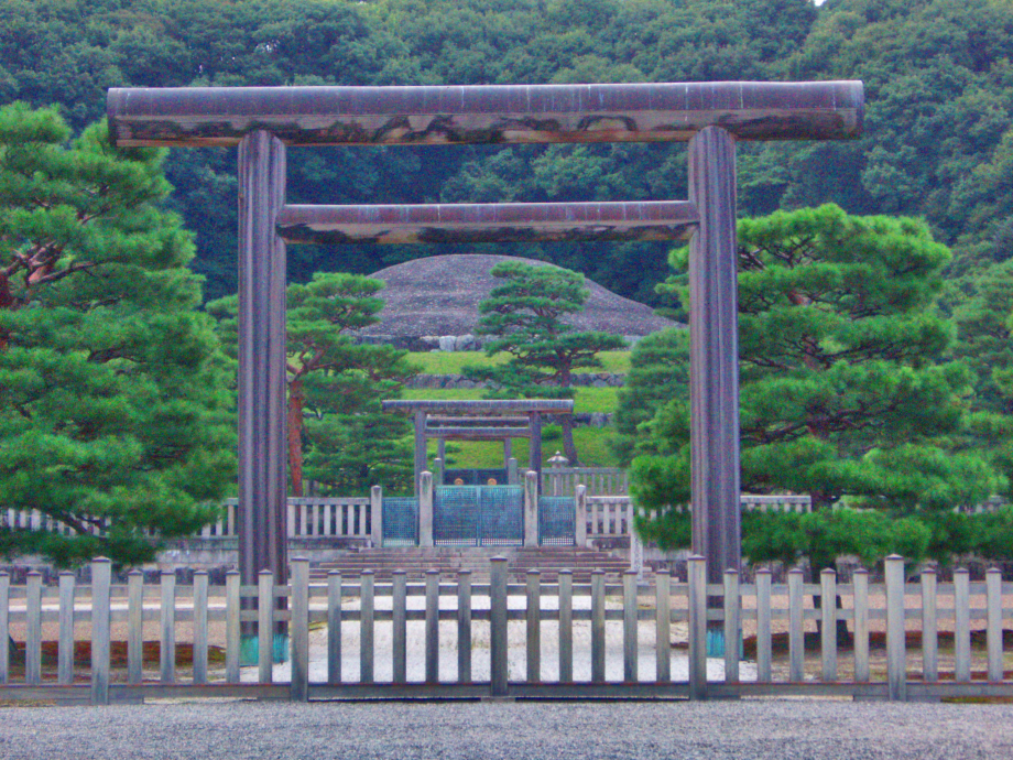 Meiji-burial-mound.jpg