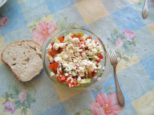 Shopska Salad, Tomates, Concombres, Poivrons, Oignons, Ail, Huile et Cirene (sorte de feta nationale)