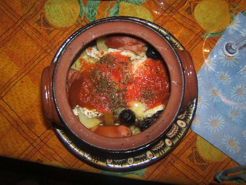 Tchouvetche : saucisse, patates, sauce tomate, oeuf, cirene, saucisson, oignons