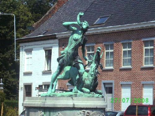 Statue qui orne le rond-point a la rue du chateau