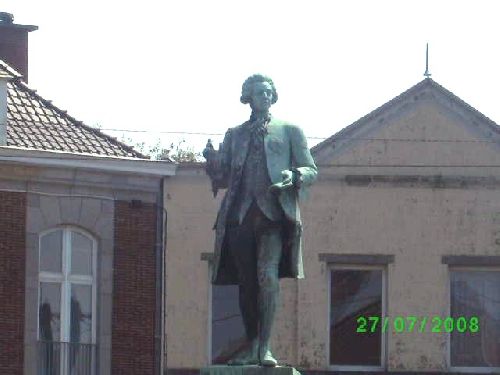 Statue sur la place de Beloeil représentant un descendant du Prince de Ligne