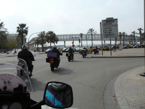 Arrivée par la route, au Port de Barcelonne.