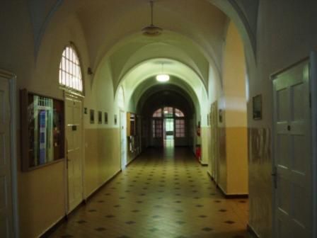 Le couloir de l'ecole, vide pendant les cours (auteur: Aneta)