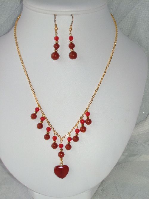 Collier et boucles en perles semi-précieuses de corail et jaspe rouge