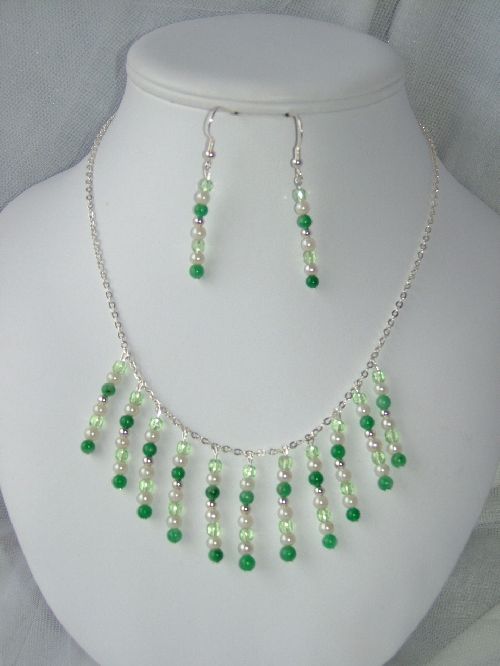 collier en perles :  nacrées, de verre et de jade