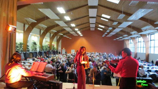 Benjamin (piano) et Gilles (violon) aux côtés de Nathalie à Availles-Limouzine (86) le 8 janvier 2017. Plus de 400 danseurs étaient au rdv du thé dansant organisé par 