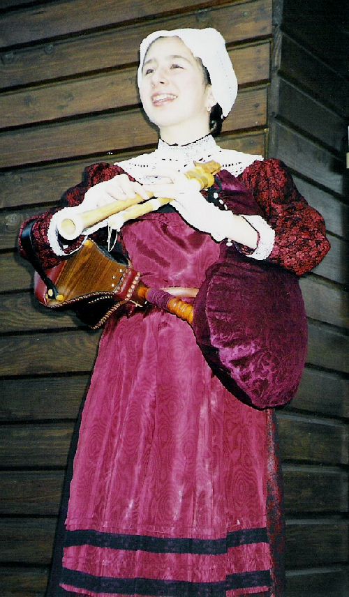 Nathalie à ses débuts à la cabrette, en tenue traditionnelle de Pastourelle Auvergnate