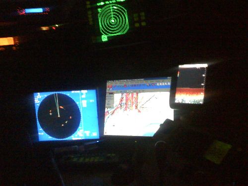 les apparils de navigation : sondeur , 2 radars table traçante ,vhf ect...
