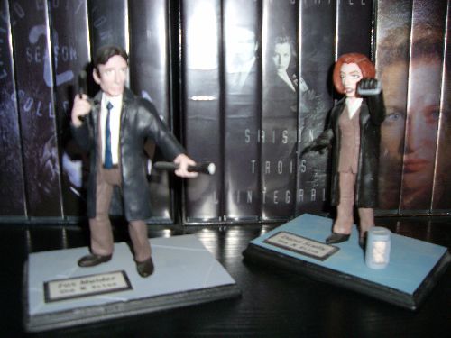 Mulder et Scully...en bois!  (MULDER avec arme et lampe torche; SCULLY avec foetus Alien