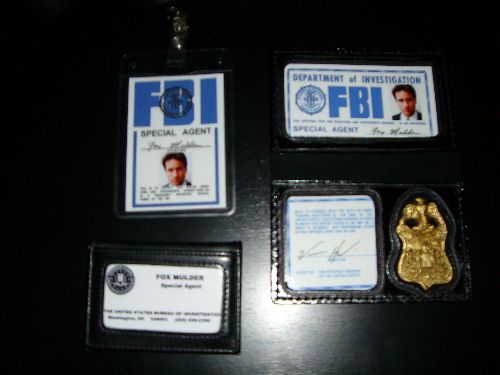 MULDER: badge, portefeuille et pochette contenant les cartes de visite