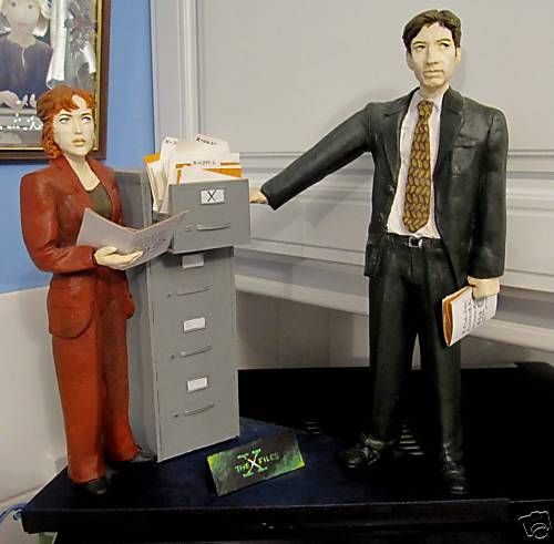 Mulder et Scully ; 4 exemplaires dans le monde 30cm.
