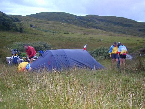 Camping sauvage... réduit à une tente, faute de terrain sec et de colonies de midges
