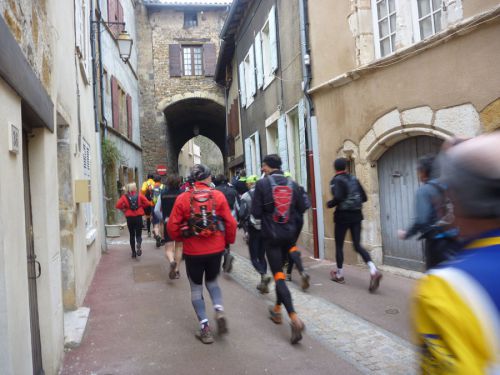 La course prend son rythme dans les ruelles de Chasselay