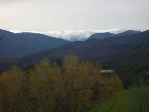 Et la neige toute fraîche de la nuit sur les montagnes environnantes