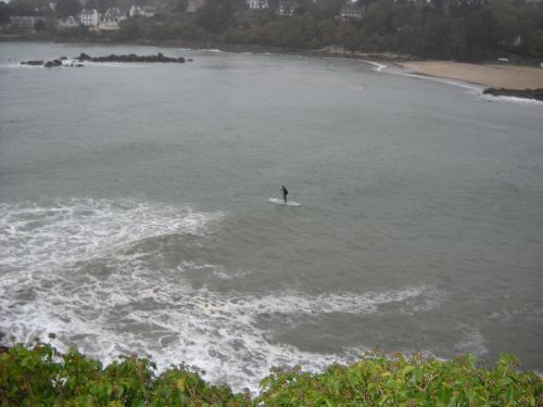 Surfeur isolé à l'embouchure de l'aven 11 novembre 2010