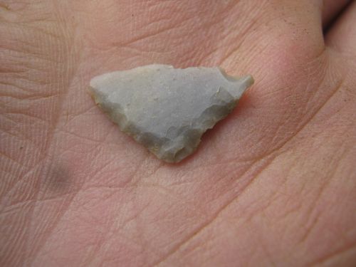 Element  triangulaire mésolithique du site 136  (2 cm )