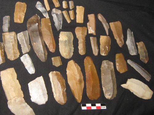 Outils et lames du paléolithique supérieur de divers sites