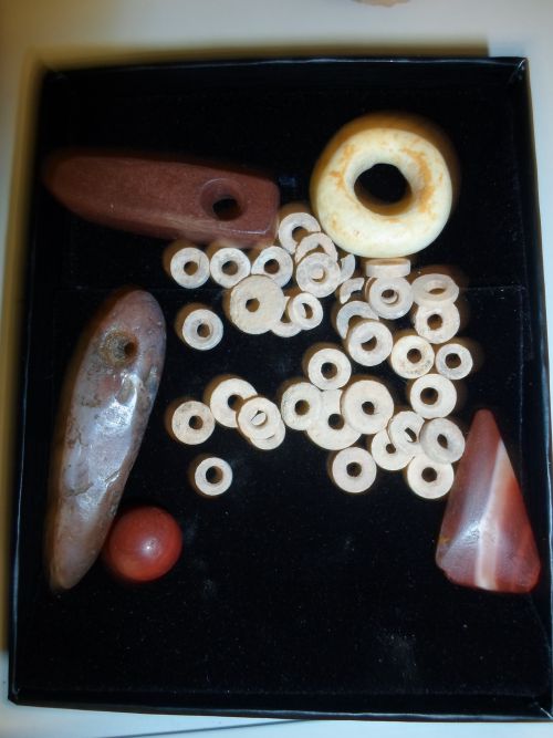 Perles en coquilles d'autruches et pendentifs divers de Mauritanie